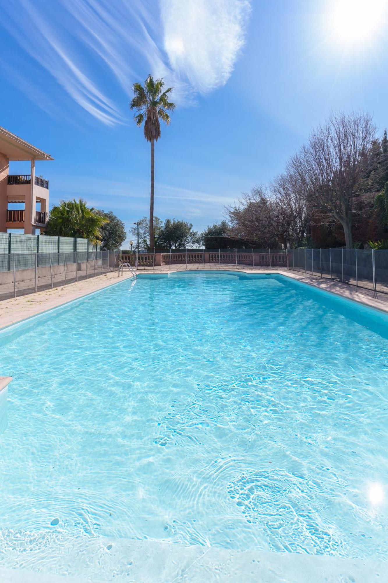 Le Cosy : Terrasse • Parking • Piscine • Clim Appartement